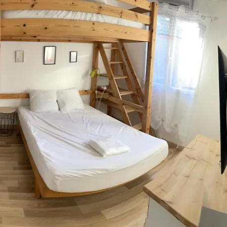 200m2, 3 Suites, Patio Avec Salle Jeux, 1 Piscine Chauffe De Debut Avril A Fin Octobre *