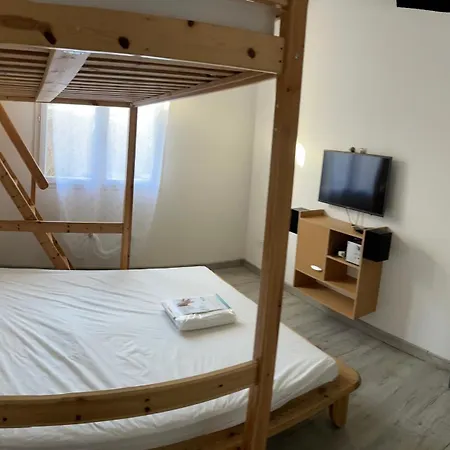 200m2, 3 Suites, Patio Avec Salle Jeux, 1 Piscine Chauffe De Debut Avril A Fin Octobre * Maruejols