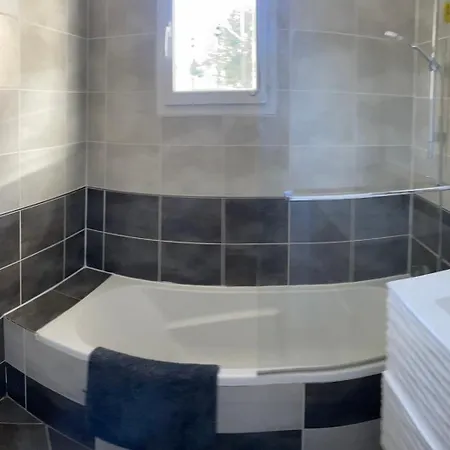 200m2, 3 Suites, Patio Avec Salle Jeux, 1 Piscine Chauffe De Debut Avril A Fin Octobre *