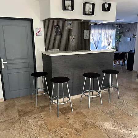 200m2, 3 Suites, Patio Avec Salle Jeux, 1 Piscine Chauffe De Debut Avril A Fin Octobre Maruejols