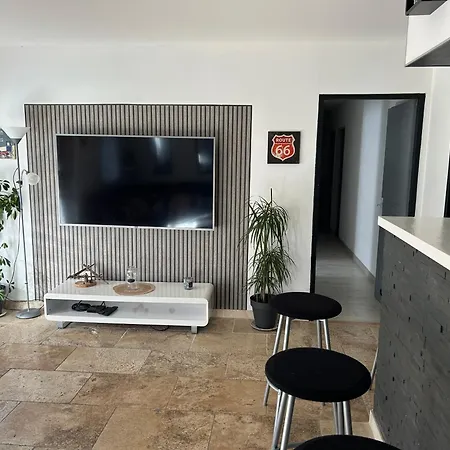 200m2, 3 Suites, Patio Avec Salle Jeux, 1 Piscine Chauffe De Debut Avril A Fin Octobre * Maruejols