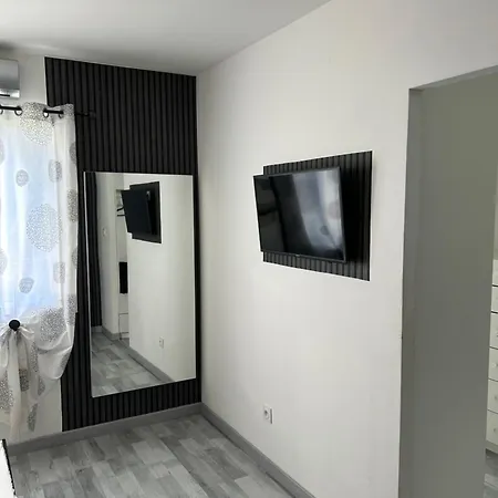 200m2, 3 Suites, Patio Avec Salle Jeux, 1 Piscine Chauffe De Debut Avril A Fin Octobre *