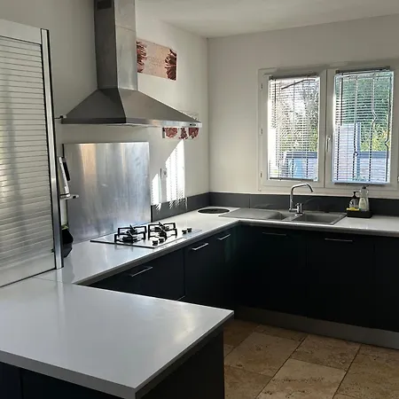 200m2, 3 Suites, Patio Avec Salle Jeux, 1 Piscine Chauffe De Debut Avril A Fin Octobre Maruejols
