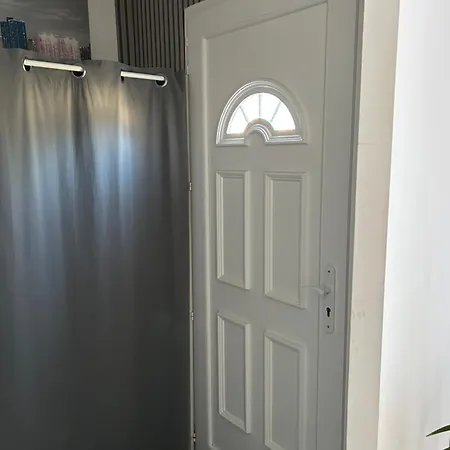200m2, 3 Suites, Patio Avec Salle Jeux, 1 Piscine Chauffe De Debut Avril A Fin Octobre * Maruejols