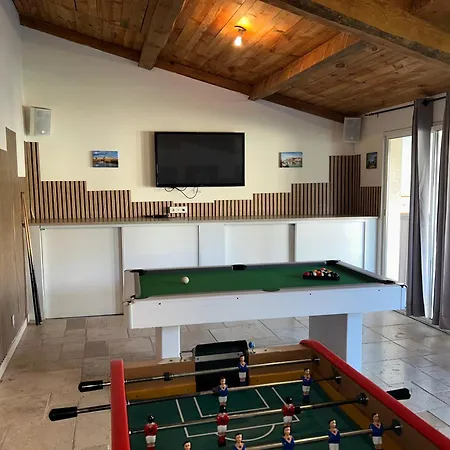 200m2, 3 Suites, Patio Avec Salle Jeux, 1 Piscine Chauffe De Debut Avril A Fin Octobre