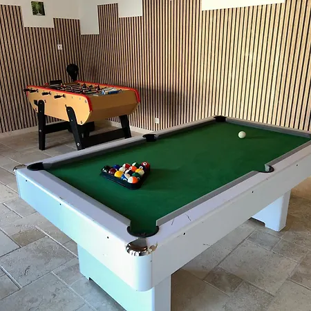 200m2, 3 Suites, Patio Avec Salle Jeux, 1 Piscine Chauffe De Debut Avril A Fin Octobre *