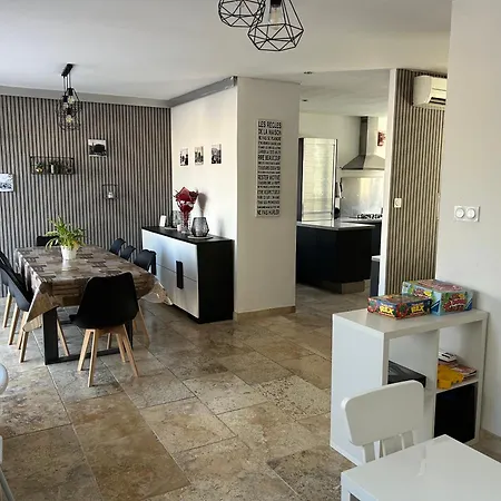 200m2, 3 Suites, Patio Avec Salle Jeux, 1 Piscine Chauffe De Debut Avril A Fin Octobre Maruejols