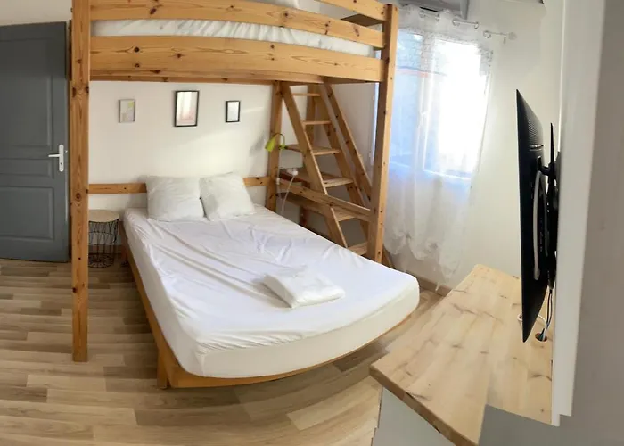 200m2, 3 Suites, Patio Avec Salle Jeux, 1 Piscine Chauffe De Debut Avril A Fin Octobre *