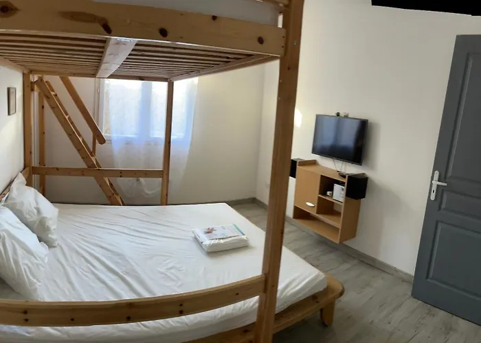 200m2, 3 Suites, Patio Avec Salle Jeux, 1 Piscine Chauffe De Debut Avril A Fin Octobre * Maruejols