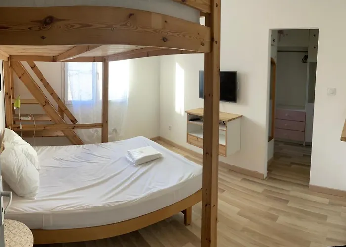 200m2, 3 Suites, Patio Avec Salle Jeux, 1 Piscine Chauffe De Debut Avril A Fin Octobre Maruejols