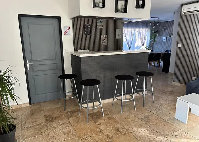 200m2, 3 Suites, Patio Avec Salle Jeux, 1 Piscine Chauffe De Debut Avril A Fin Octobre Maruejols
