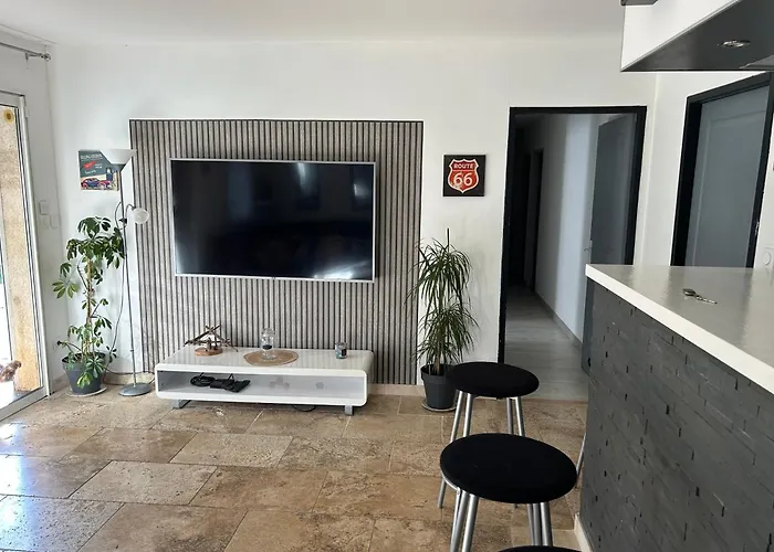 200m2, 3 Suites, Patio Avec Salle Jeux, 1 Piscine Chauffe De Debut Avril A Fin Octobre * Maruejols
