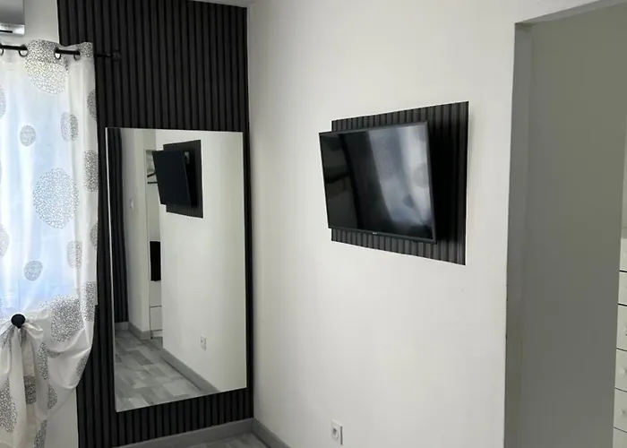 200m2, 3 Suites, Patio Avec Salle Jeux, 1 Piscine Chauffe De Debut Avril A Fin Octobre *