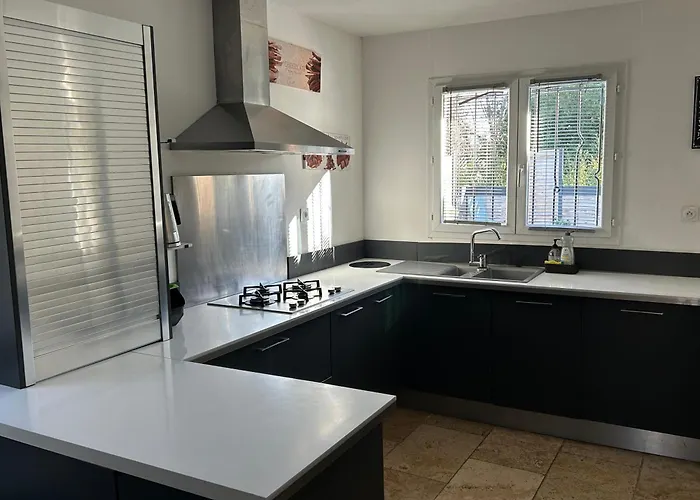 200m2, 3 Suites, Patio Avec Salle Jeux, 1 Piscine Chauffe De Debut Avril A Fin Octobre Maruejols