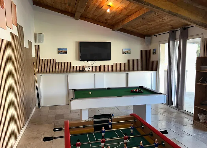 200m2, 3 Suites, Patio Avec Salle Jeux, 1 Piscine Chauffe De Debut Avril A Fin Octobre