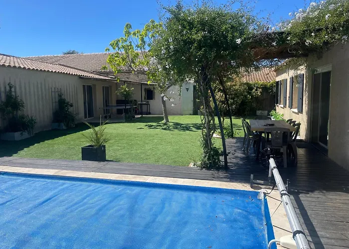 200m2, 3 Suites, Patio Avec Salle Jeux, 1 Piscine Chauffe De Debut Avril A Fin Octobre Maruejols