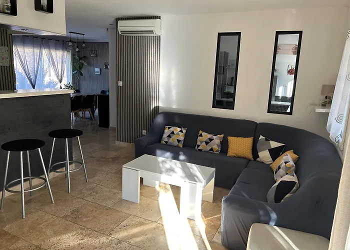 200m2, 3 Suites, Patio Avec Salle Jeux, 1 Piscine Chauffe De Debut Avril A Fin Octobre Villa Maruejols