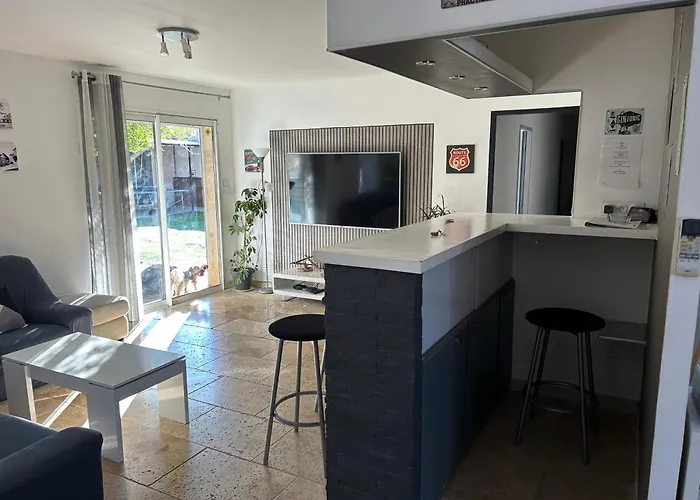 200m2, 3 Suites, Patio Avec Salle Jeux, 1 Piscine Chauffe De Debut Avril A Fin Octobre Villa Maruejols