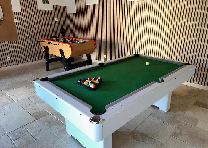 200m2, 3 Suites, Patio Avec Salle Jeux, 1 Piscine Chauffe De Debut Avril A Fin Octobre *