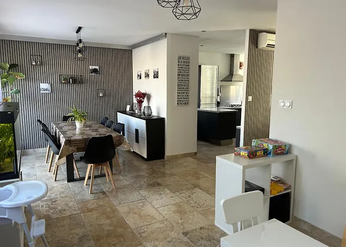 200m2, 3 Suites, Patio Avec Salle Jeux, 1 Piscine Chauffe De Debut Avril A Fin Octobre Maruejols