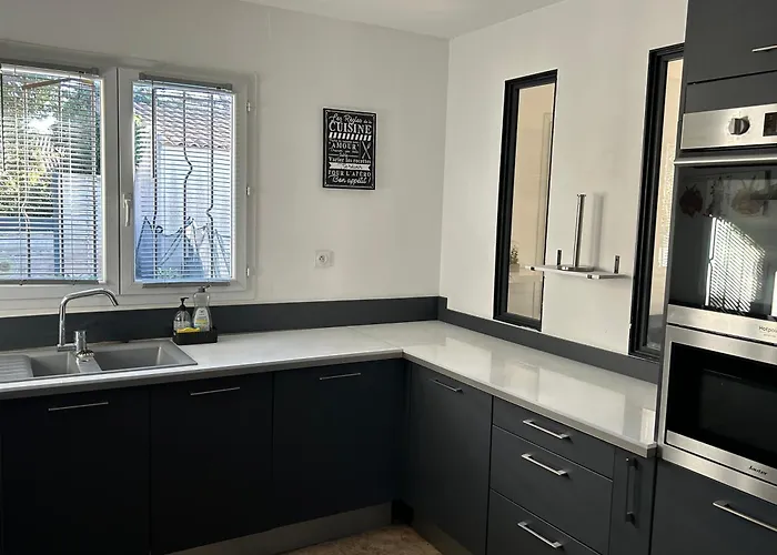 200m2, 3 Suites, Patio Avec Salle Jeux, 1 Piscine Chauffe De Debut Avril A Fin Octobre Villa Maruejols